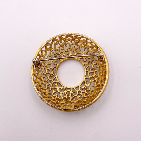 Vintage Crown Trifari Gold Tone Open Circle Filigree Textured Pin/Brooch - Picture 2 of 6